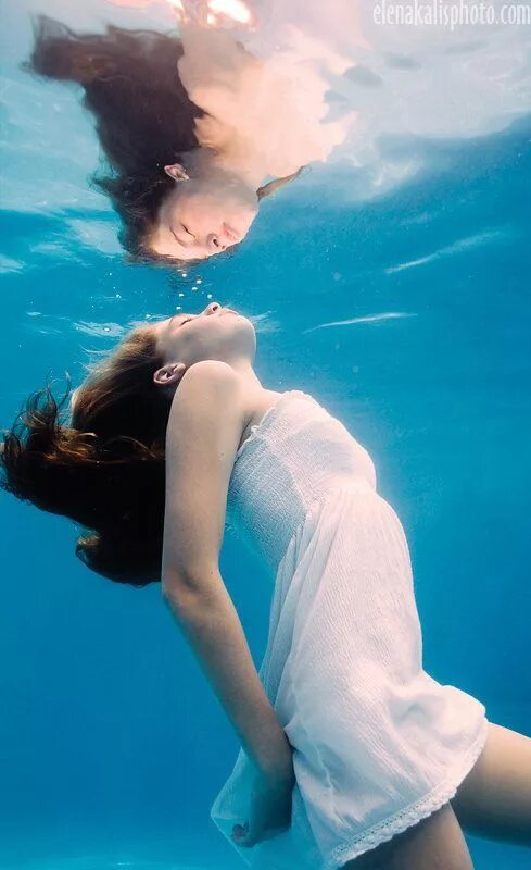 Отражение вода песни. Фото Елены Калис. Девушка под водой. Фотосессия в воде. Вода и человек.