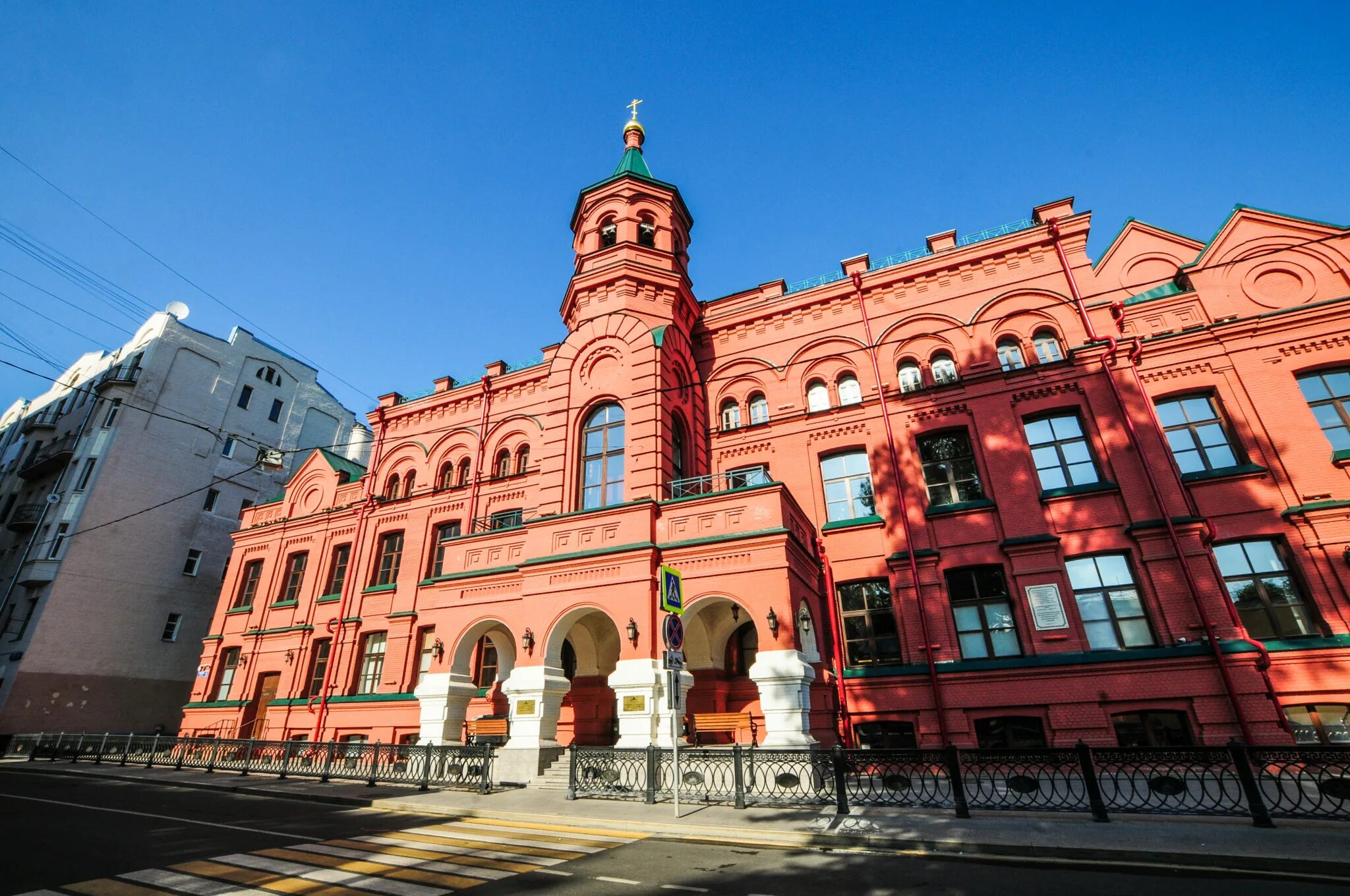 Православный свято тихоновский университет сайт. Московский епархиальный дом в Лиховом переулке. ПСТГУ православный Свято-Тихоновский гуманитарный университет. Лихов переулок 6. Московский епархиальный дом с храмом Святого князя Владимира.