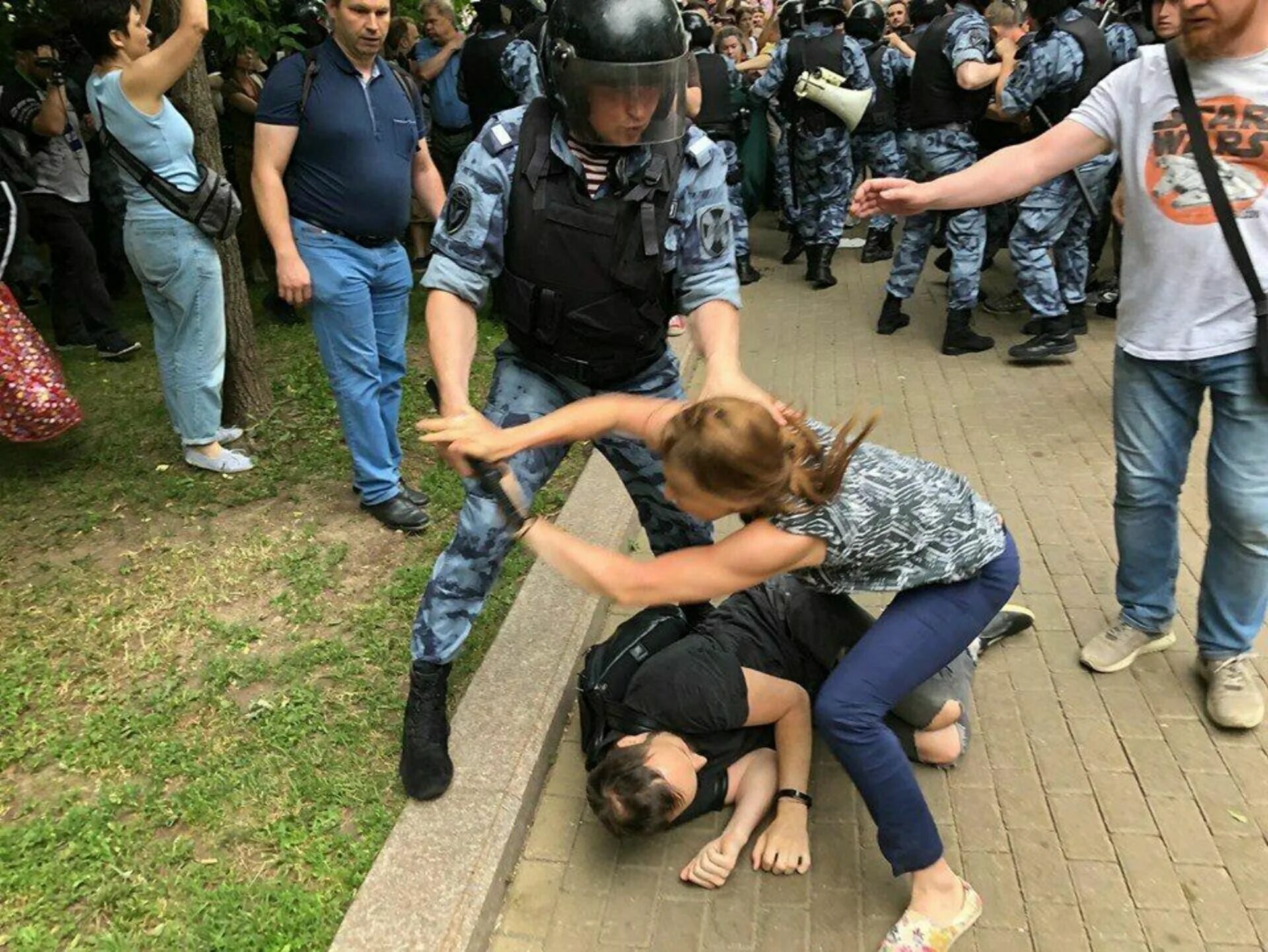 Задержание на митинге в Москве.