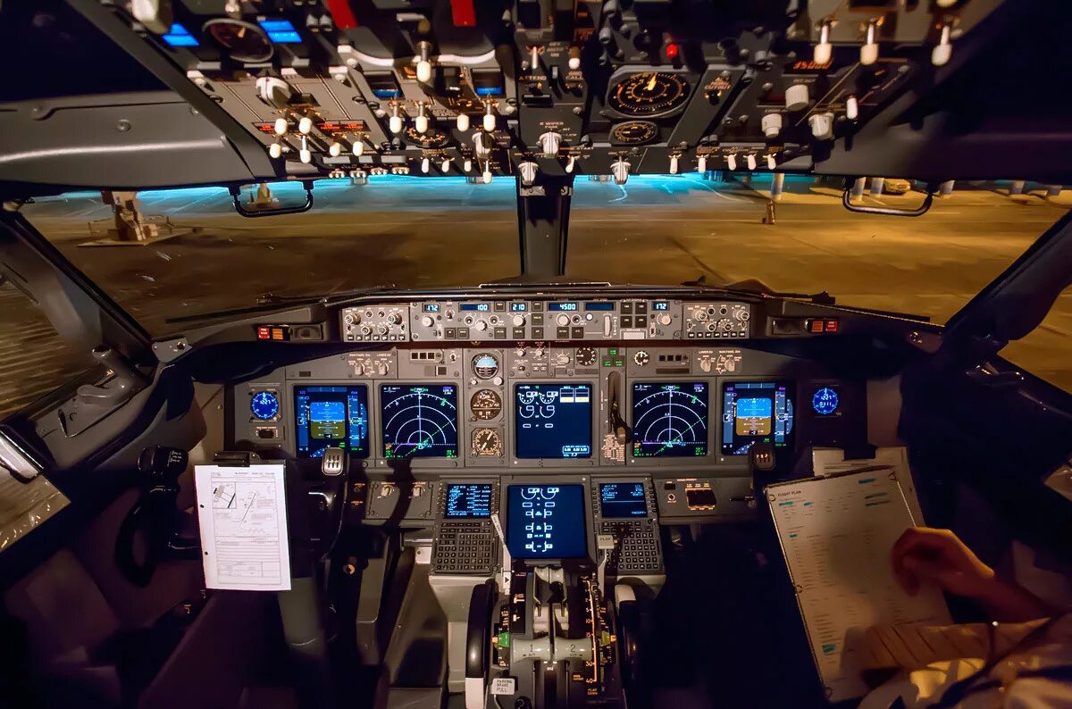 Boeing 737 кабина. Кабина Боинг 737-800. Боинг 737-800 кабина пилотов. Кабина самолета Боинг 737 800