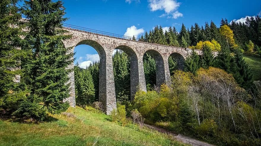 Железнодорожный мост братислава. • акведуки – арочные мосты. Мосты виадуки в древнем риме. Арка тамерлана мост. Эйфелева башня архитектура.