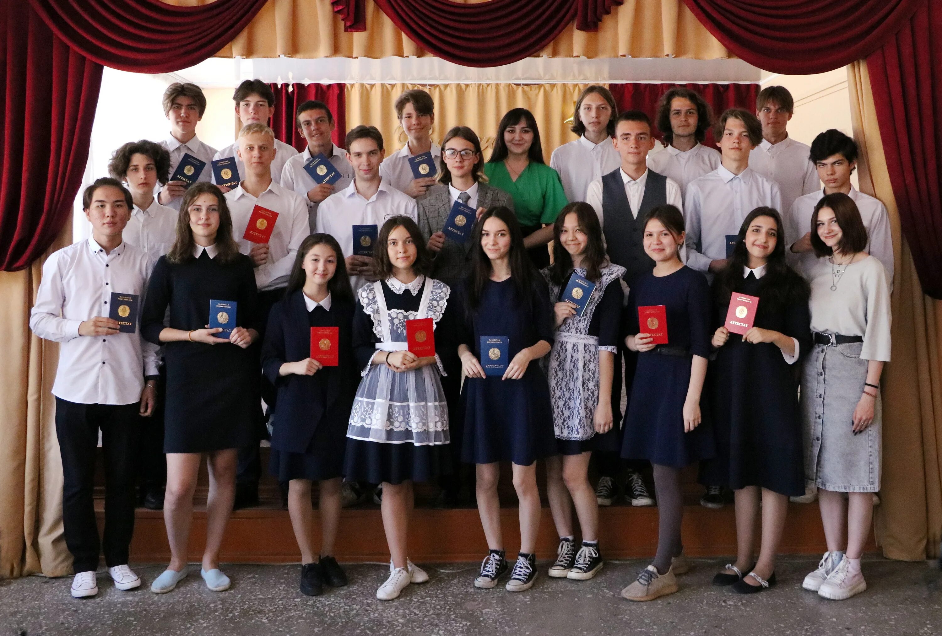 Надпись 9 г класс. Последний звонок 9 класс. И 2022 г 9 класс. Выпускной 9 класс. Ученик выпускник 9 класс.