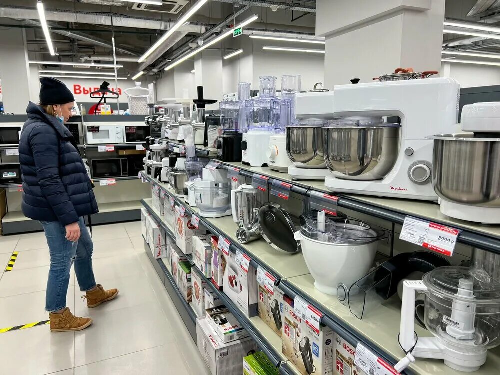 Покупатели бытовой техники и электроники. Магазин техники. Электробытовые товары. Бытовая техника российского производства. Рынок техники.