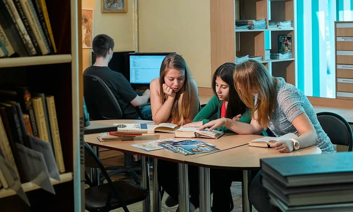 Комиксы в библиотеке. Библиотеки юзао картинка. Приглашаем на работу библиотекаря. Библиотека ниу вшэ спб. Библиотека истоки ул боженко.