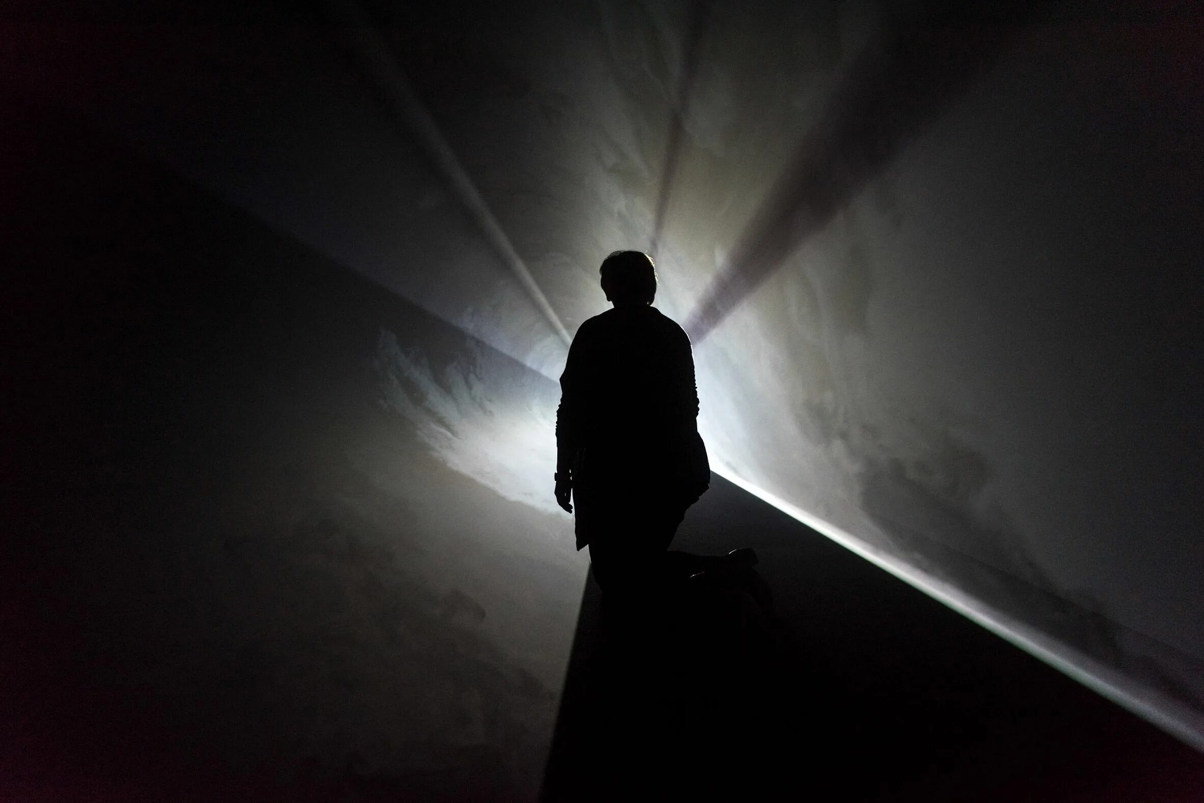 Light work. Darkness to light. anthony mccall рисует светом. from dark to light. from darkness to light.