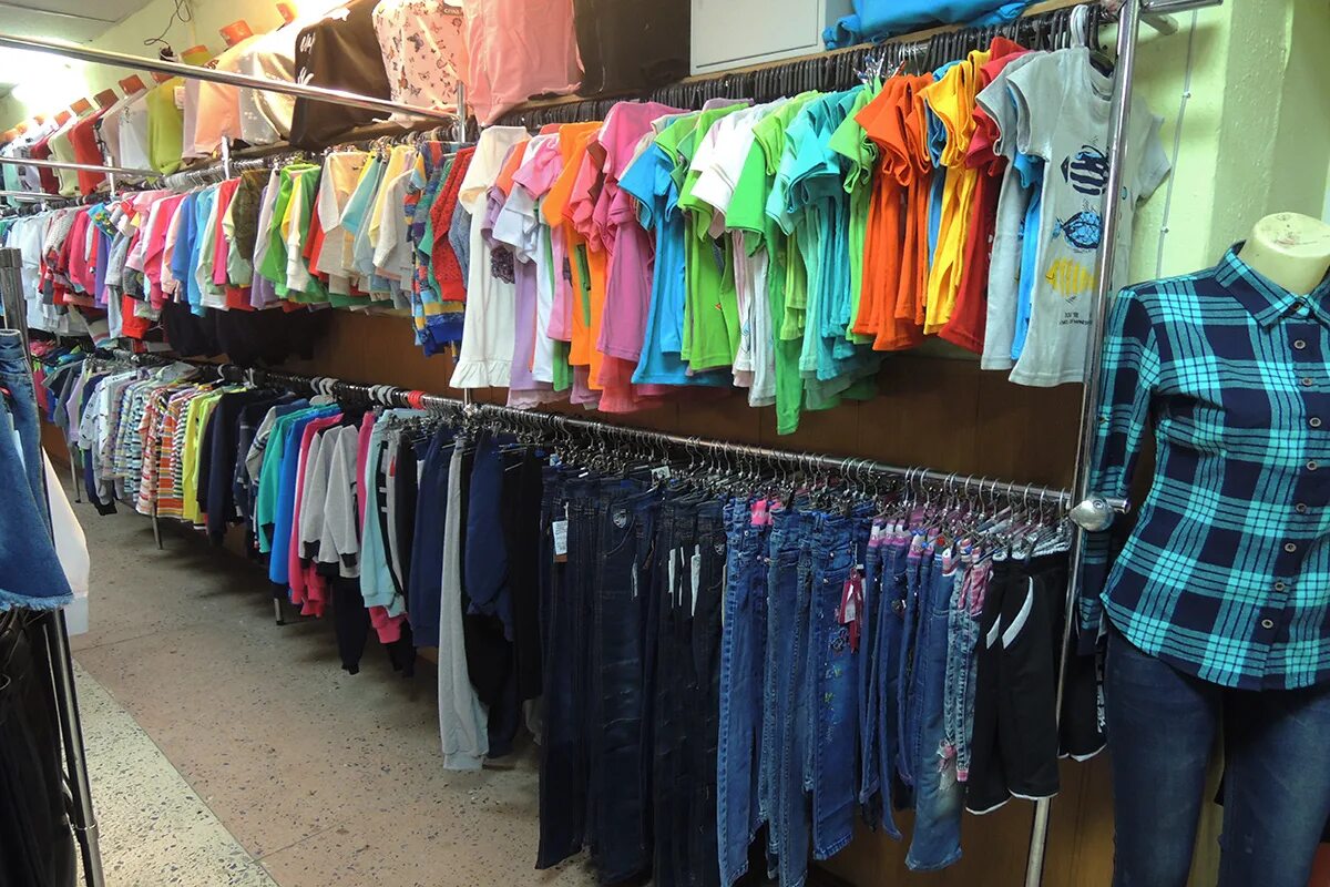 Секонд хенд бренды. Магазин comme des garcons. Секонд хенд в санкт-петербурге. Дешевые магазины в питере. Петербург дешевая одежда.