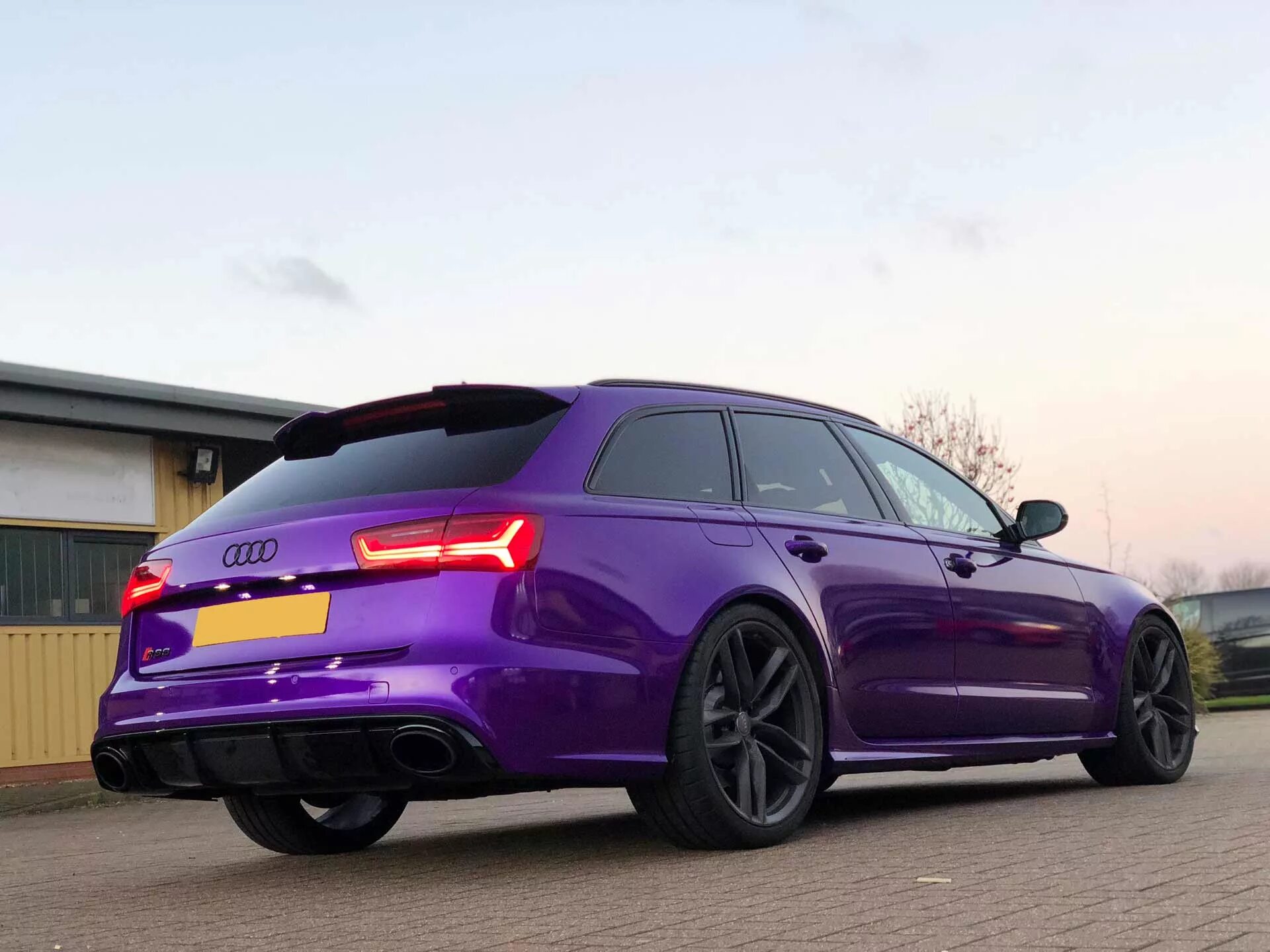 Цвет рс. Audi rs6 Purple. Фиолетовая Ауди rs6. Audi rs4 Merlin Purple. Audi rs6 цвета.