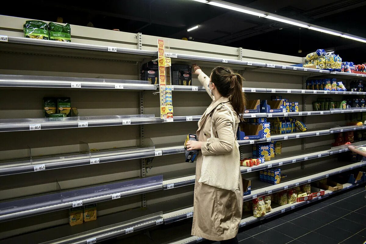 Пустые продукты. Пустые полки в магазинах. пустой прилавок магазина. пустые полки в продуктовом магазине. дефицит продуктов.