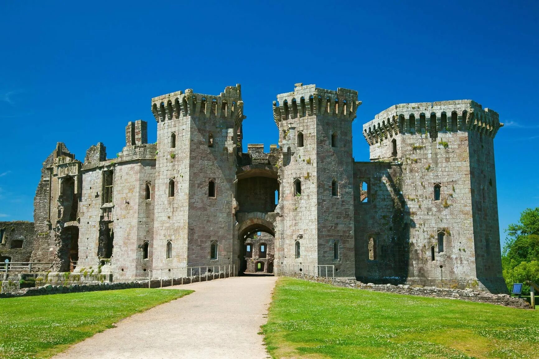 Замок Раглан Уэльс реконструкция. Замок Денби. Замок Фолган Англия. Castle Gatehouse.