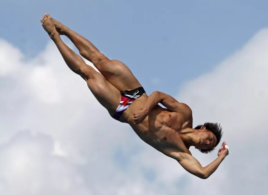 Прыжки в воду. Прыжки в воду с трамплина мужчины. Легкая атлетика прыжки в воду. Прыгун в воду.