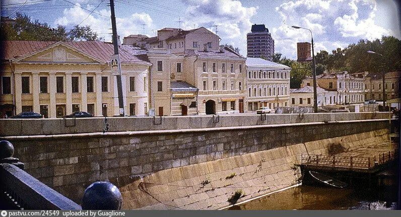 Малый каменный мост. Якиманская набережная Негоциант. Якиманская набережная 2. Малый каменный мост в Москве.