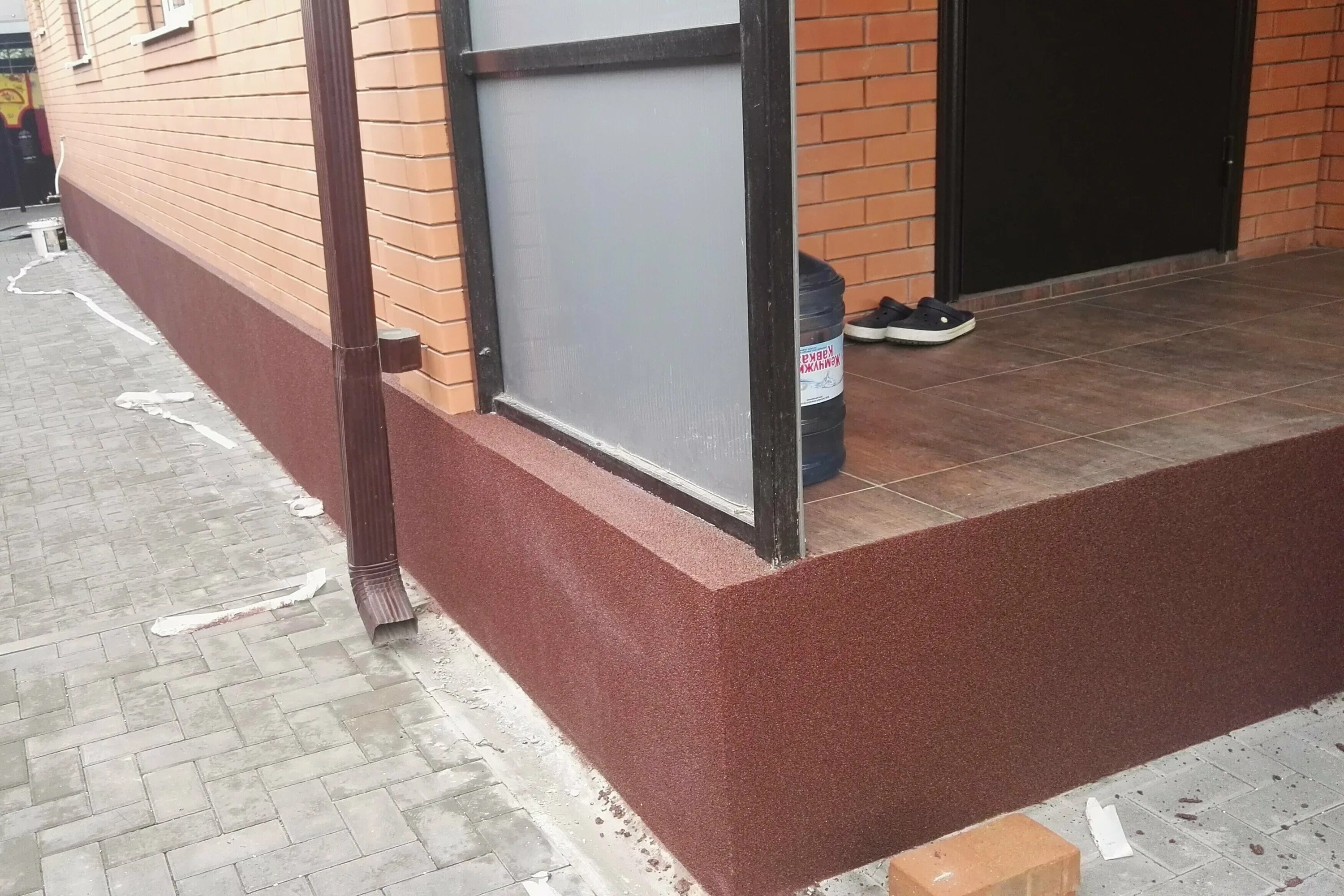 Цоколь вокруг дома. Отделка цоколя деревянного дома. Отделка цоколя панелями. Без цокольных. Цокольная облицовка.