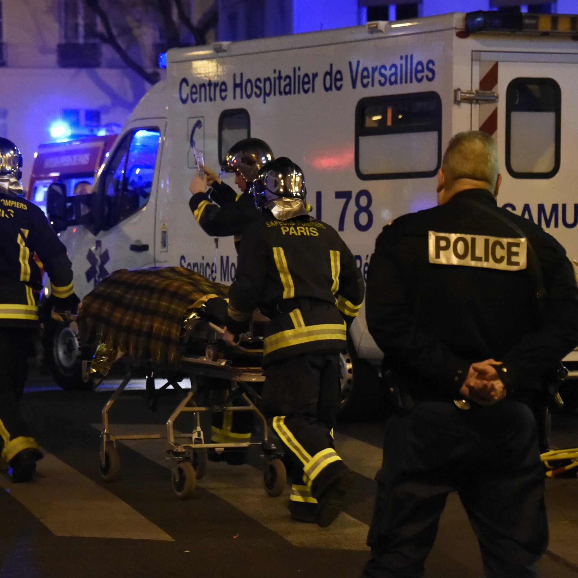 Теракты в Париже 13 ноября 2015 года. 13 Ноября 2015 Франция теракт Bataclan. Жертвы теракта в Париже автомобиль. Evacuate injured person. Опознание террористов крокус