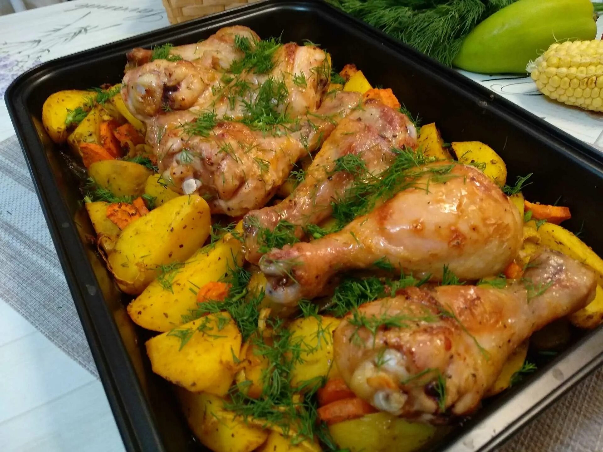 Курица на второе быстро и вкусно. Куриные ножки с картошкой в духовке. куриные голени с картошкой в духовке. курицавдуховкескартошкои. картошка с куриными ножками в духовке.