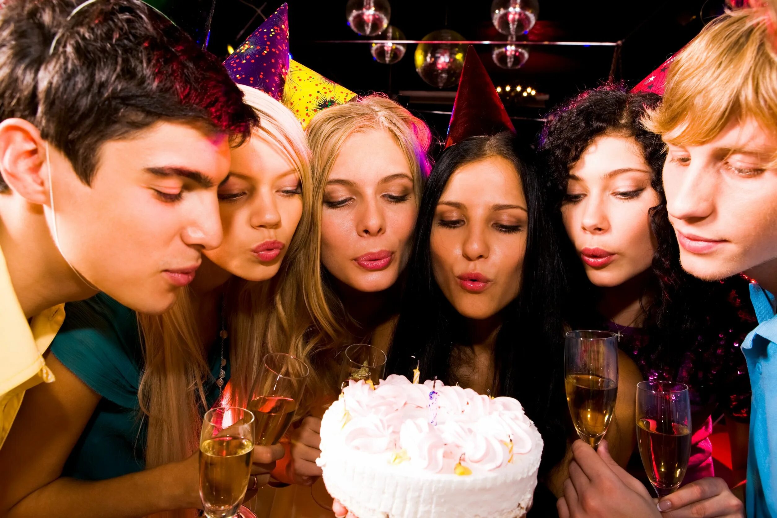 Отметить день рождения в баре. Празднование дня рождения. День рождения вечеринка. Вечеринка с друзьями. С праздником друзей.