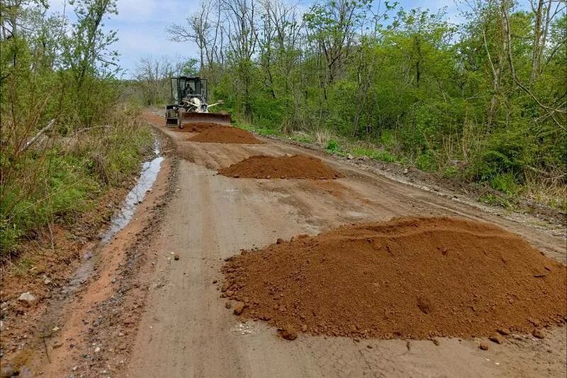Гравийная проселочная дорога. Бухта лазурная чаны карта. Дорога гравий. Лежневые временные дороги это. Грунтовый проезд.