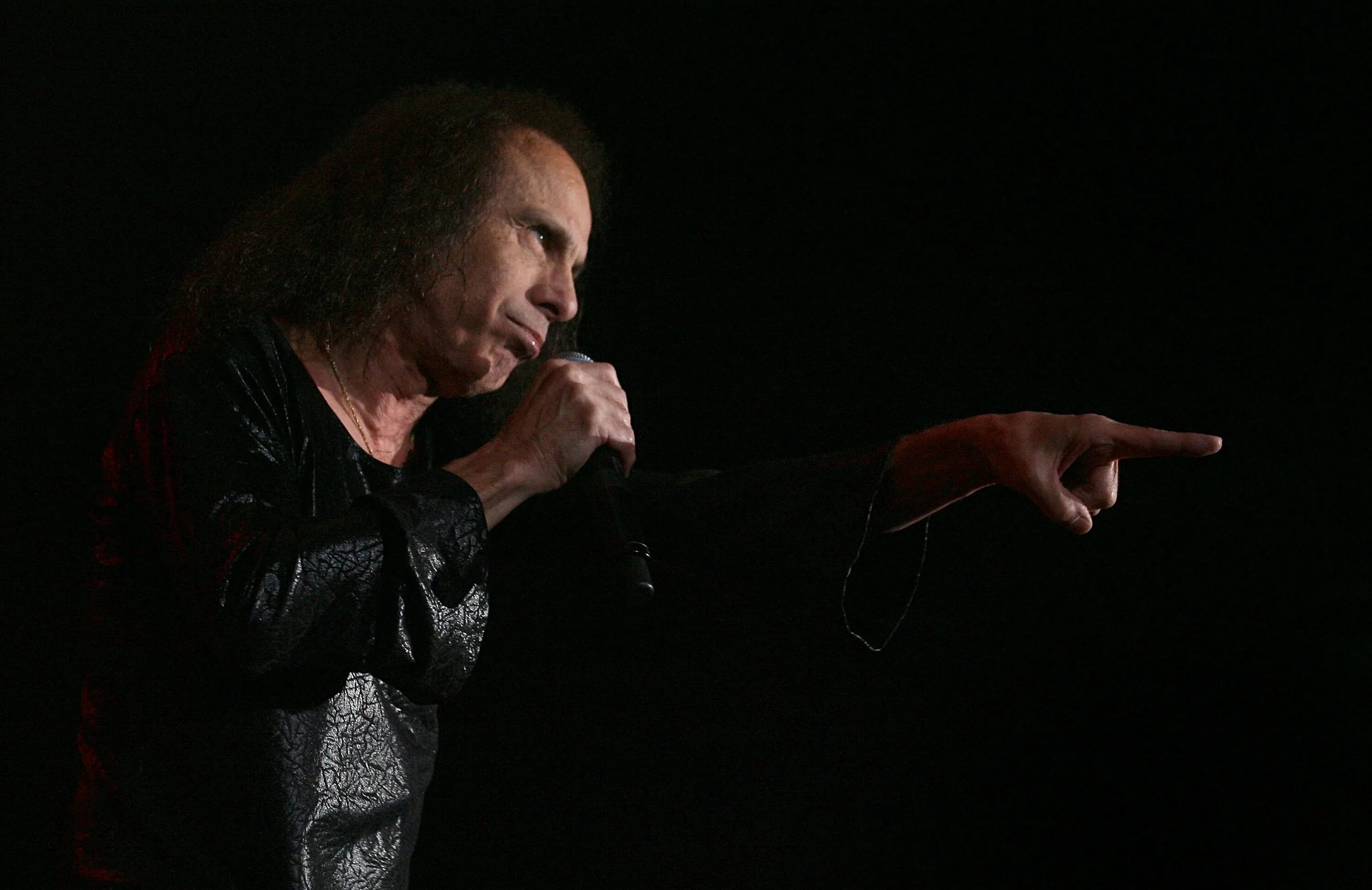 James dio. Ronnie James Dio обои. Ronnie James Dio молодой.