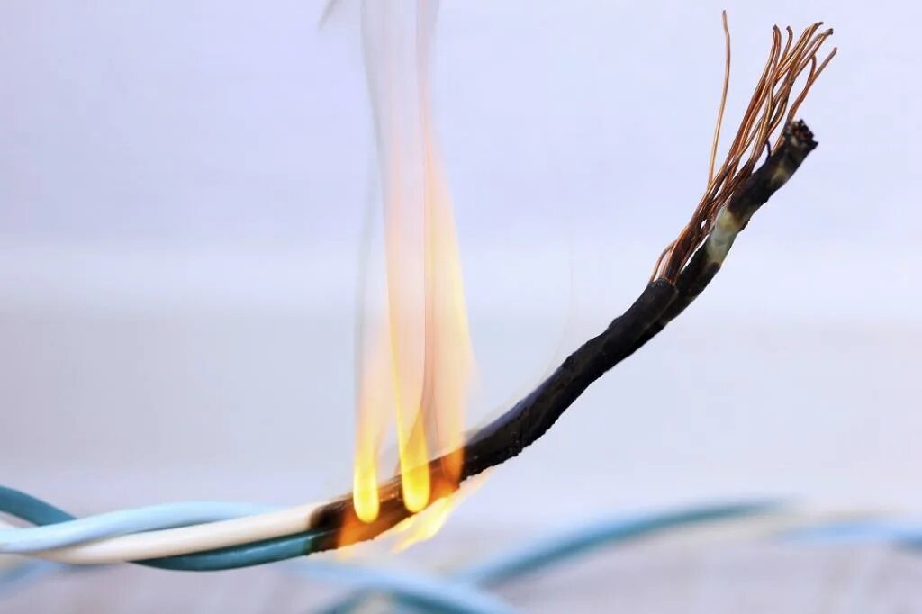 Поврежденная изоляция проводов. Оголенные провода. Сгоревший кабель. Обгоревшие провода.