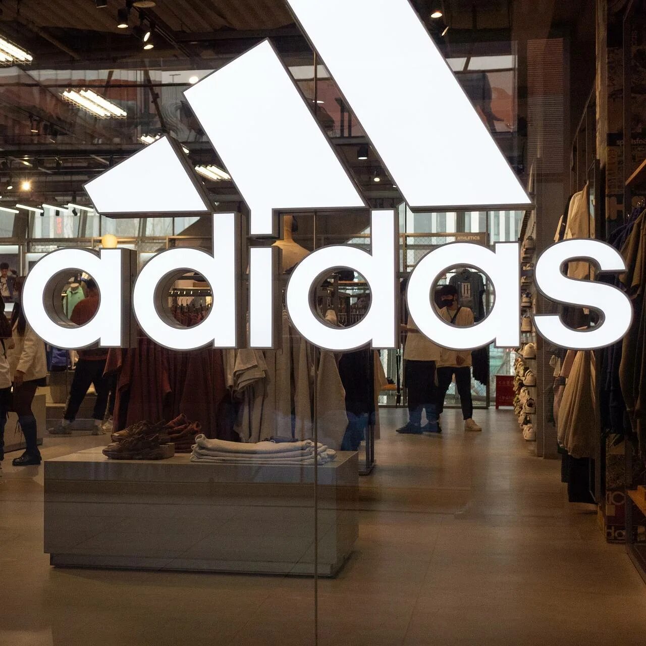 Adidas Россия. Магазин адидас. Adidas магазины в Москве. Закрытие адидас. Адидас уходит