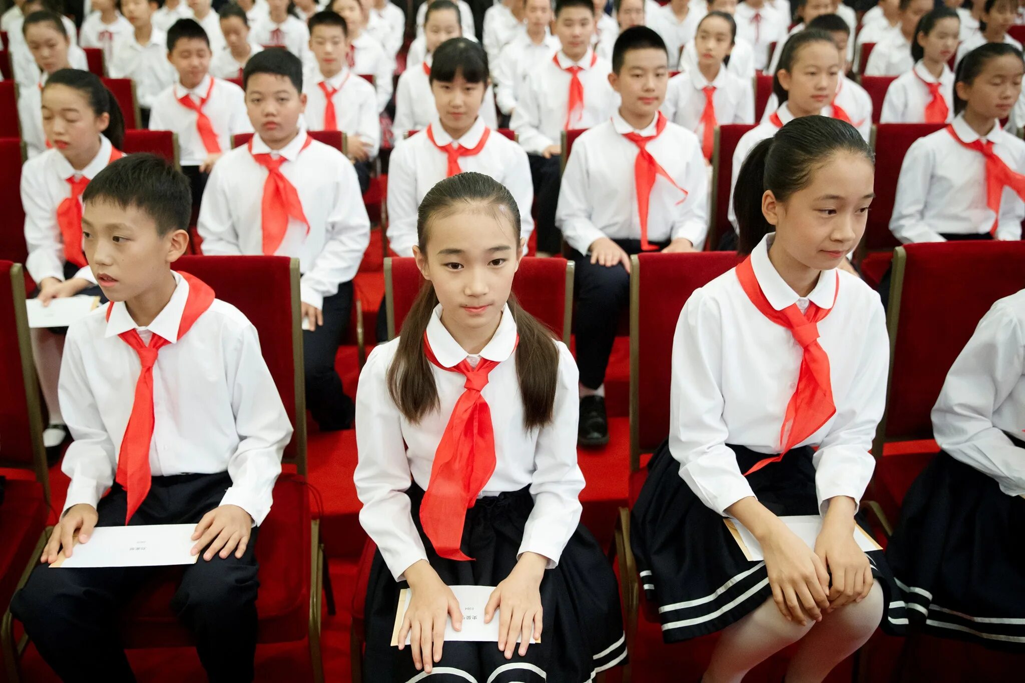 Китайская школа. Китайские школьники. Ученики в Китае. Пионеры Китая.