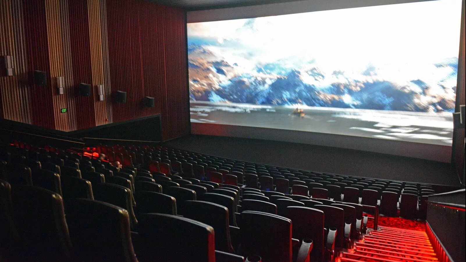 Кировград кинотеатр. Кинотеатр спутник сатка. Цдт кировграда свердловской области. Кинотеатр спутник астрахань. Кировград кинотеатр.