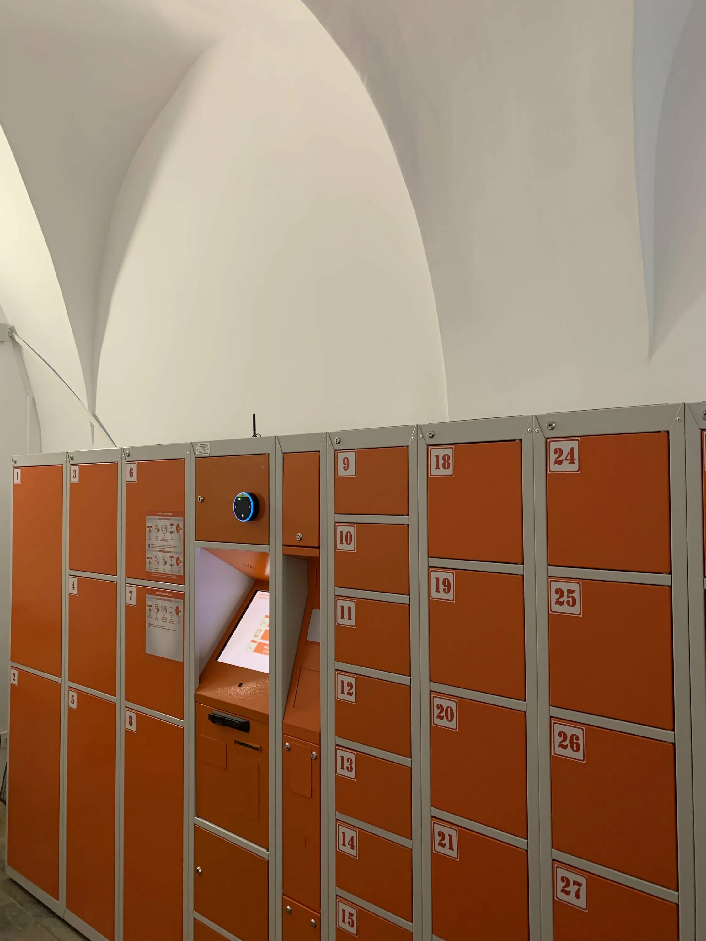 Парк камера хранения. Камера хранения &quot;luggage storage&quot; тбилиси. автоматическая камера хранения. автоматизированная камера хранения. камеры хранения туристы.