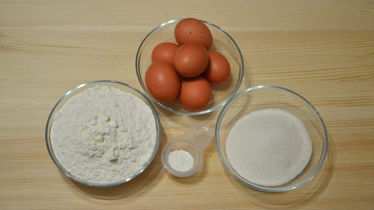 Ингредиенты для бисквитного теста. Сырье для приготовления бисквита. Основные Ингредиенты для приготовления бисквита. Бисквитное тесто Ингредиенты. Бисквит яйца и масло