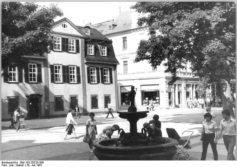 Веймар Гауфорум. Германия Веймар Советская школа 53. Weimar, /Seminarstrasse. Weimar cop Retro photo. Ami marie