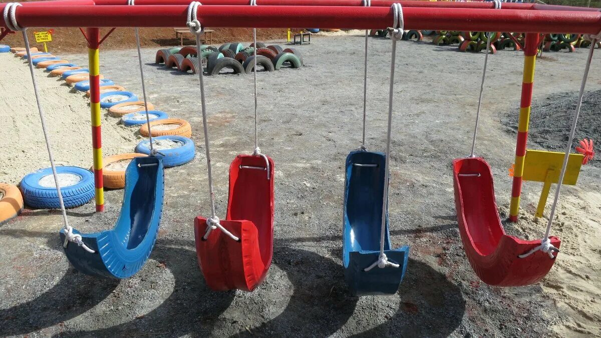 Украшение площадки в детском саду. Детская площадка своим руками. Машинка из шин на детской площадке. Колеса на детской площадке. Самодельные детские площадки.