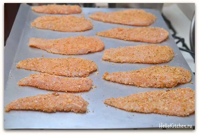 Куриное филе в панировке. Куриное филе в сухарях в духовке. Филе курицы в панировочных сухарях. Куриное филе в сухарях в духовке. Куриное филе в сухарях.