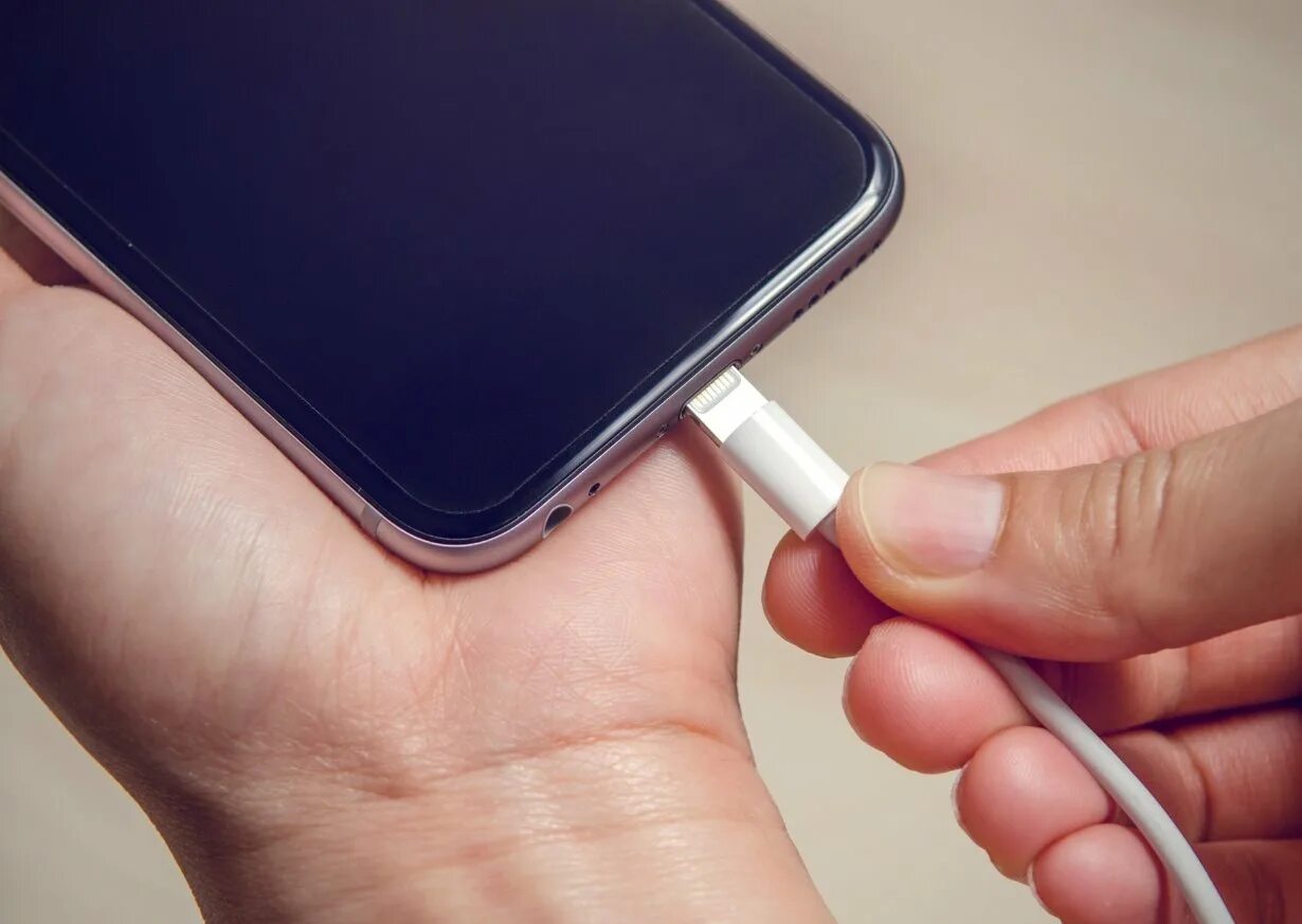Заряжает смартфон. Гаджет заряжается. Смартфон заряжается. Смартфон не заряжается причины. Батарея телефона айфон не заряжается.