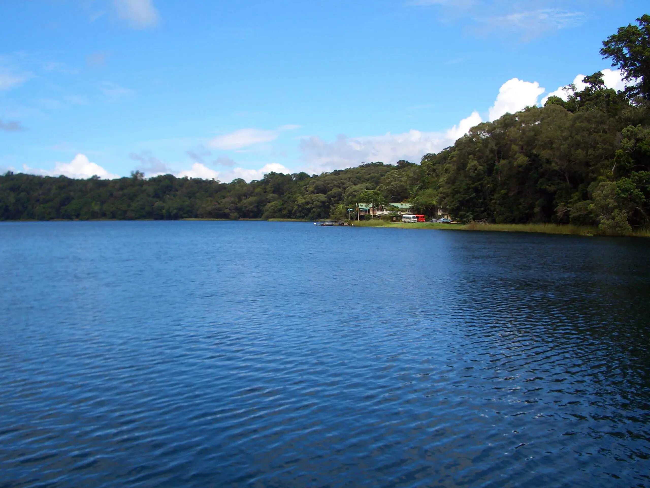 Озеро в австралии 3. Озеро ичем Австралия. Озеро ичем. Lake Eacham Австралия. Герднер озеро в Австралии.