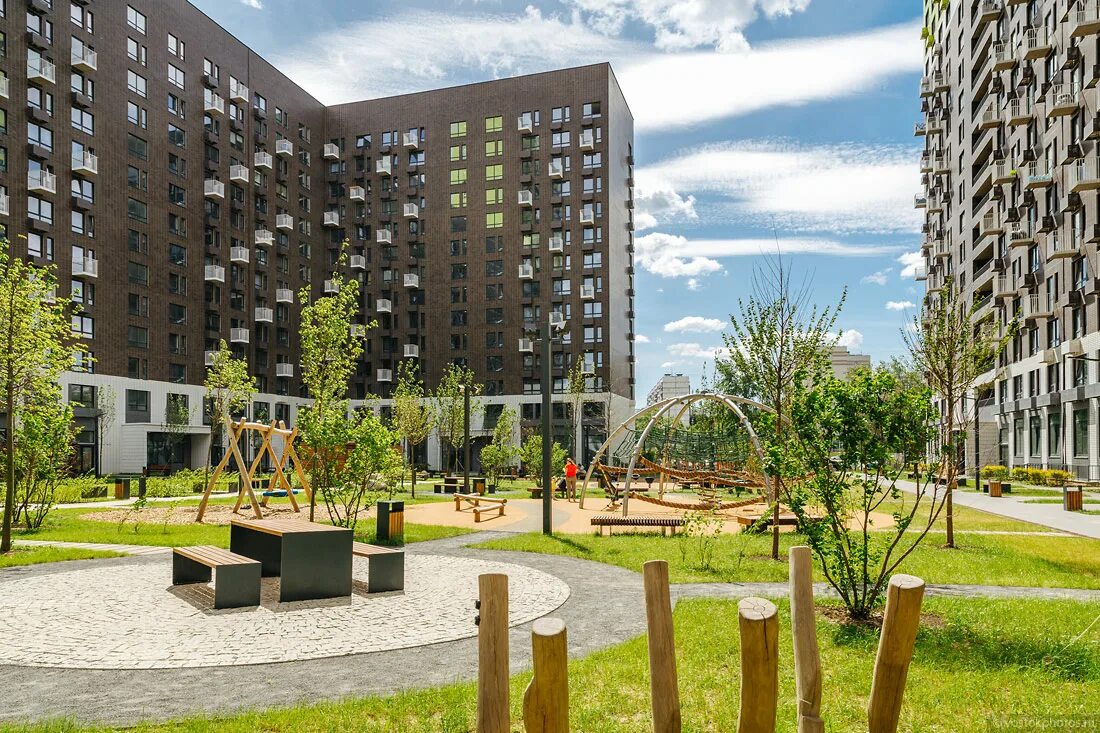 Пик москва двор парк. Тихвин екатеринбург двор. Жилой дворик. Пик брусника дворы. Жилой дворик.