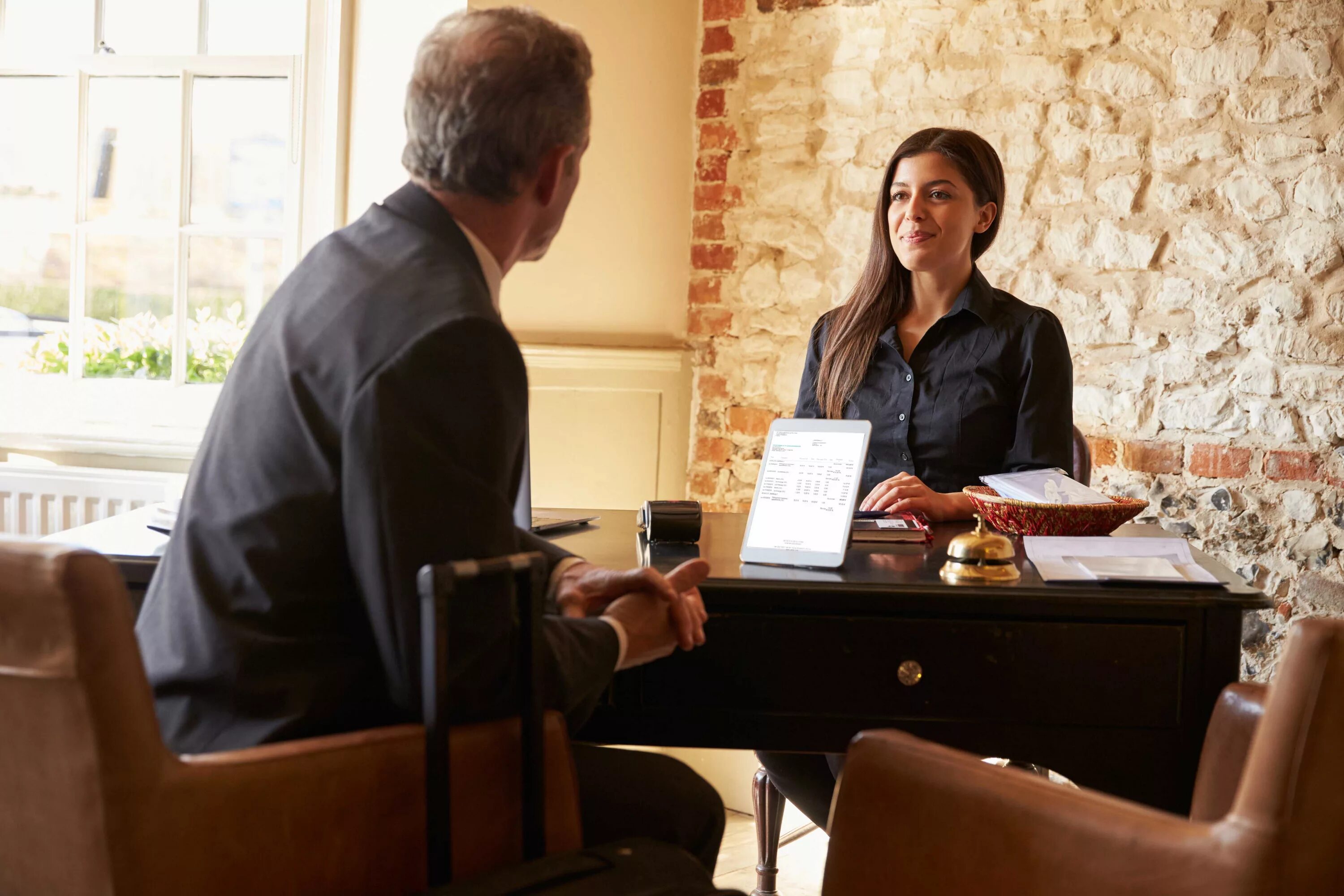 Администратор гостиницы. Инфографика отельер. Woman at the entrance. Guest experience. Start survey.