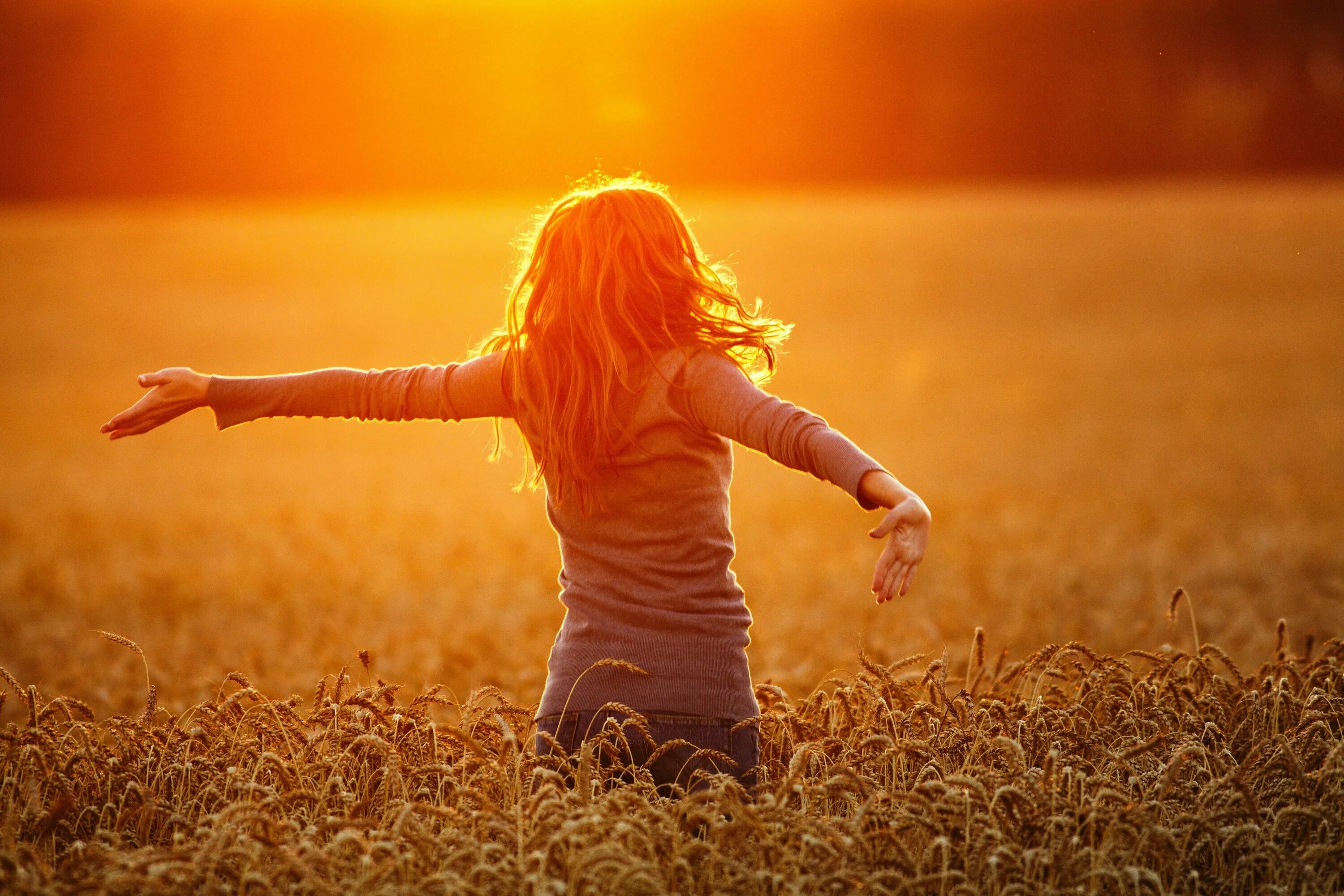Счастье картинки. Девушка солнце. Солнце дети счастье. Счастливая девушка в поле. Счастливая девушка в лучах солнца.