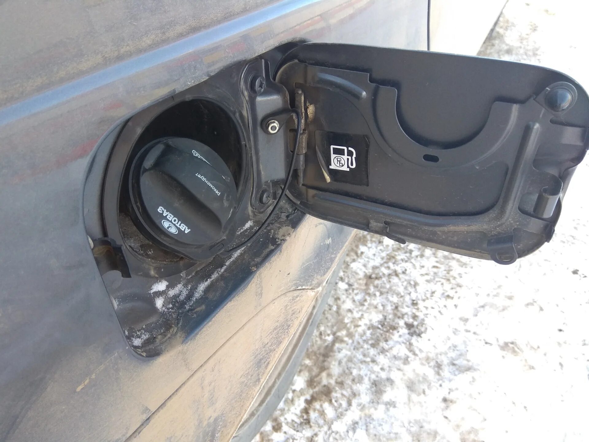 Приора лючок. Лючок бензобака приора хэтчбек. Лючок бензобака приора хэтчбек. Лючок бензобака ваз 2170. Лючок бензобака приора универсал.