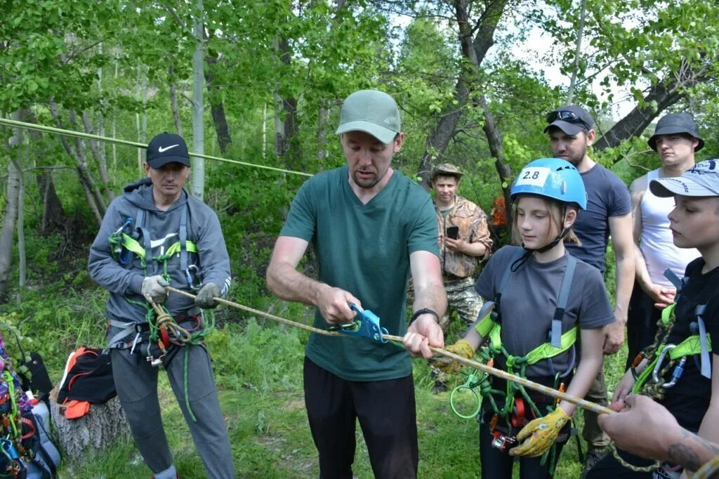 Поход выходного дня. Туристический клуб extreme. Кемеровский туристический клуб. Турклуб МФТИ. Группа туристов находится