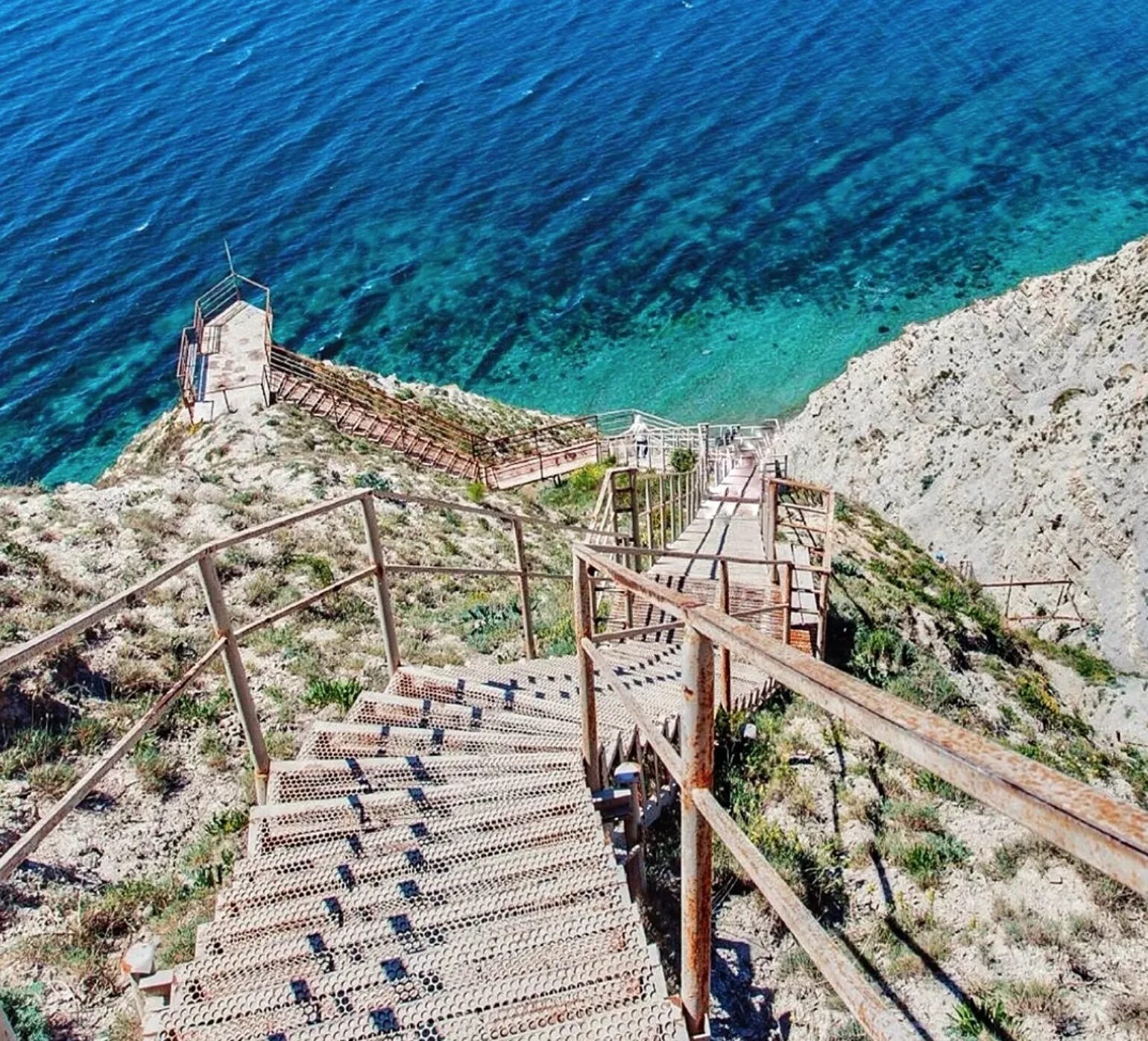 Человек у перил. Живописная лeстница под нaзванием "невозможная" в хуа шан, китай. Лестница в хуа шан китай. Спуск с лестницы. Человек на лестнице.