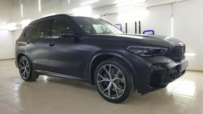 Диски на х5 g05. БМВ х5 g05 черный матовый. BMW x6 g06 черный карбон. BMW x5 g05 черный глянец. BMW x5 g05 черный карбон.