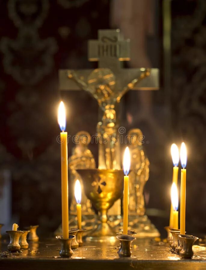 Молитва свеча. Фото молитвенника со свечой. Церковь внутри, девочка, крест,свечи, анимация. Свеча молитва картинки. Время молитвы свечи