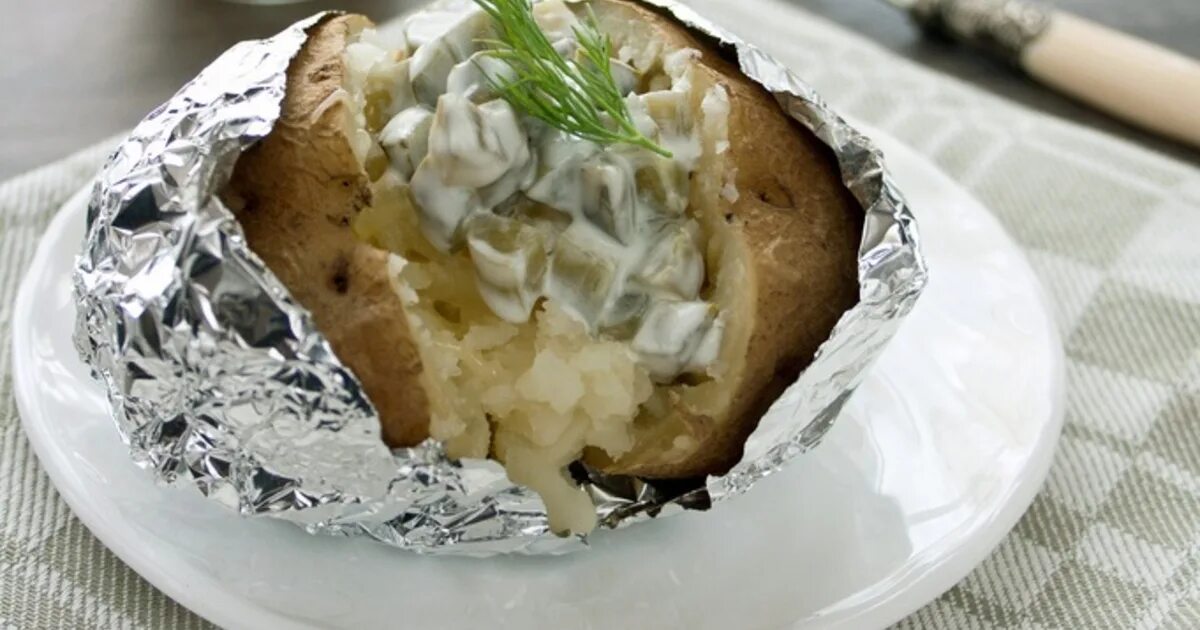 блюда с картошки в фольге. блюда с картошки в фольге. картошка в фольге на гриле. картошка в фольге с сыром. картофель печеный в фольге.