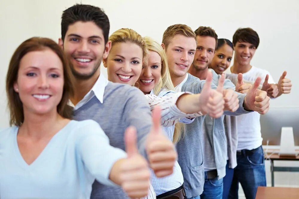 Много радостных людей. Радостные друзья. Для счастья человеку нужен человек. Много людей смеются. Молодые люди.