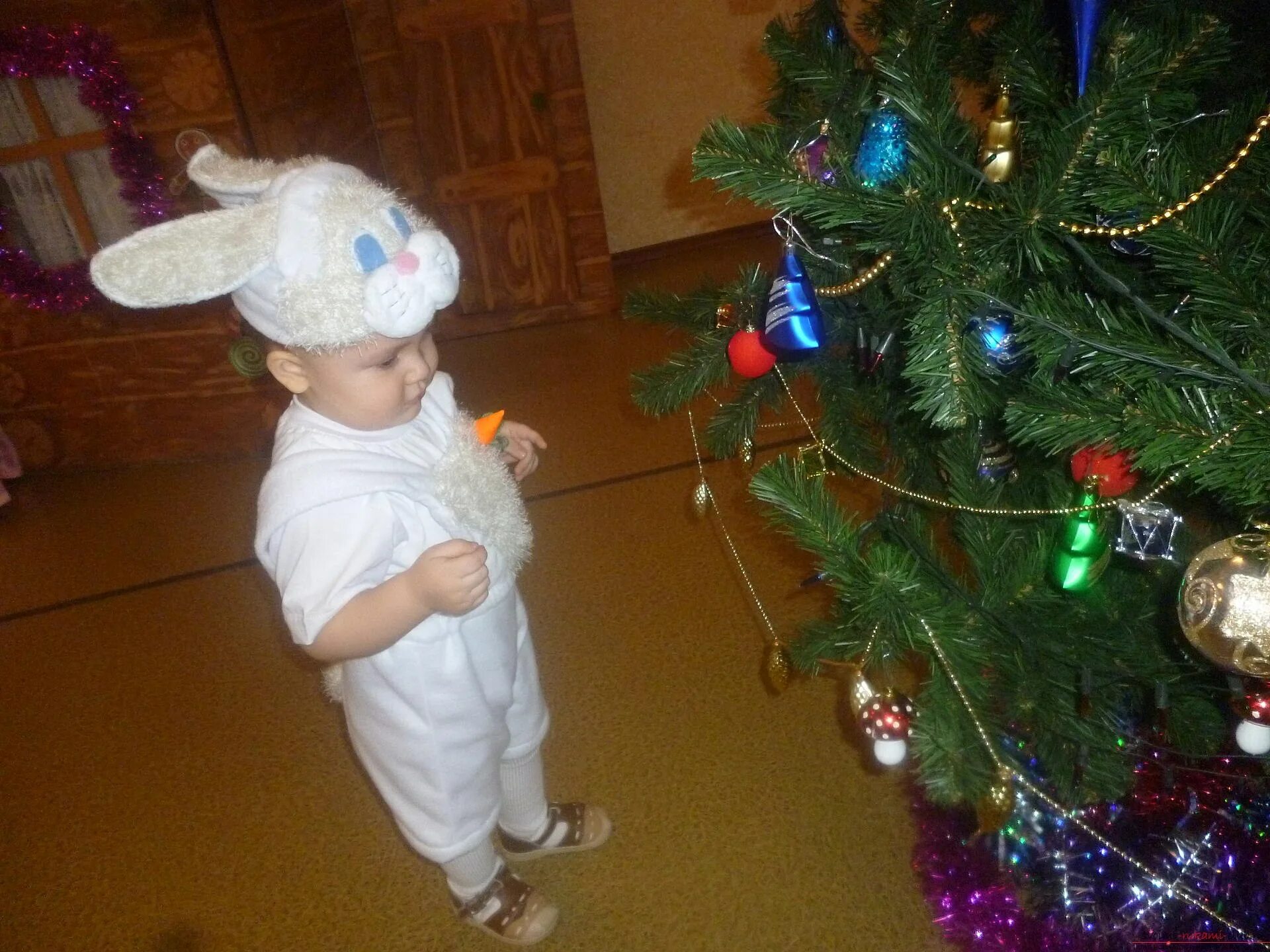 Костюм зайчика новый год. Костюм зайчика для мальчика. Новогодний костюм зайца. Костюм зайчика для мальчика на новый год. Ребёнок в костюме зайчика.