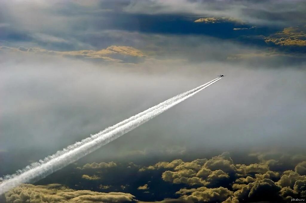Почему след от самолета. Инверсионный след airbus a340. инверсионный след боинг 747. инверсионный след от самолета. след самолета в небе.