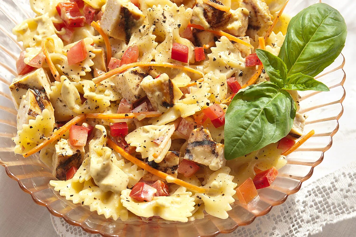 Салат курица горчица. Chicken pasta Salad. Chicken pasta Salad for menu.