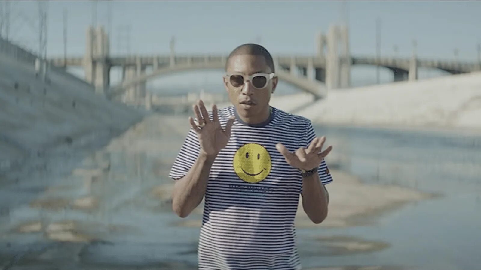 Робби уильямс кисс. Рок дж песня. Pharrell williams come get it bae. Pharrell williams клипы. Клип про парня в большом костюме.