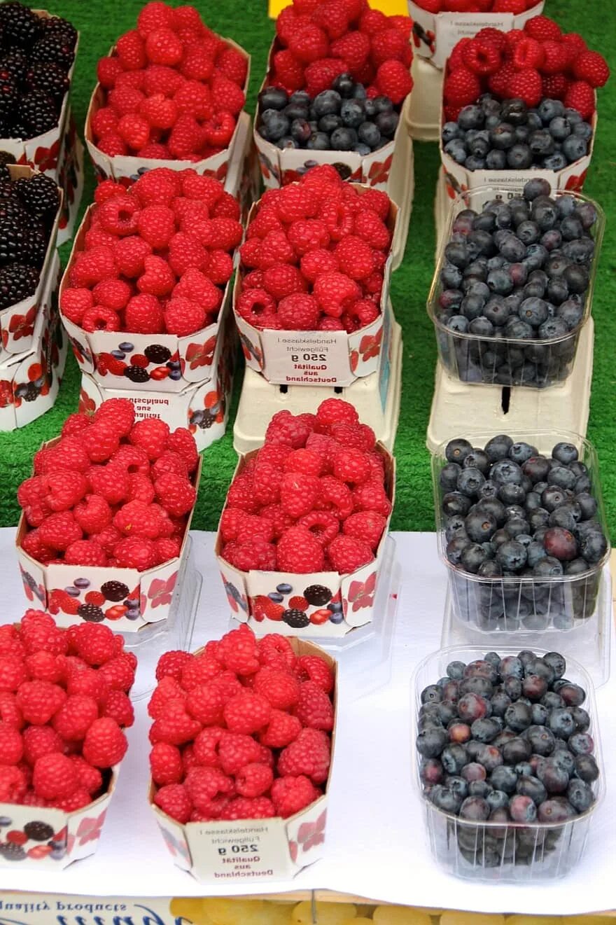 Жмень. Упаковка для ягод. Ягоды на рынке. Ягоды в стаканчиках. Лесные ягоды.