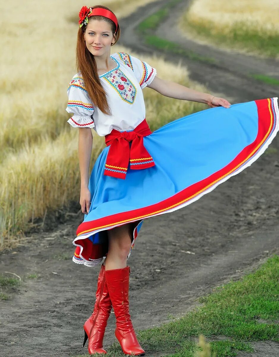 Современную украинскую. Современный народный костюм. Украинский наряд. Костюм Украинки для женщины. Украинский народный костюм.
