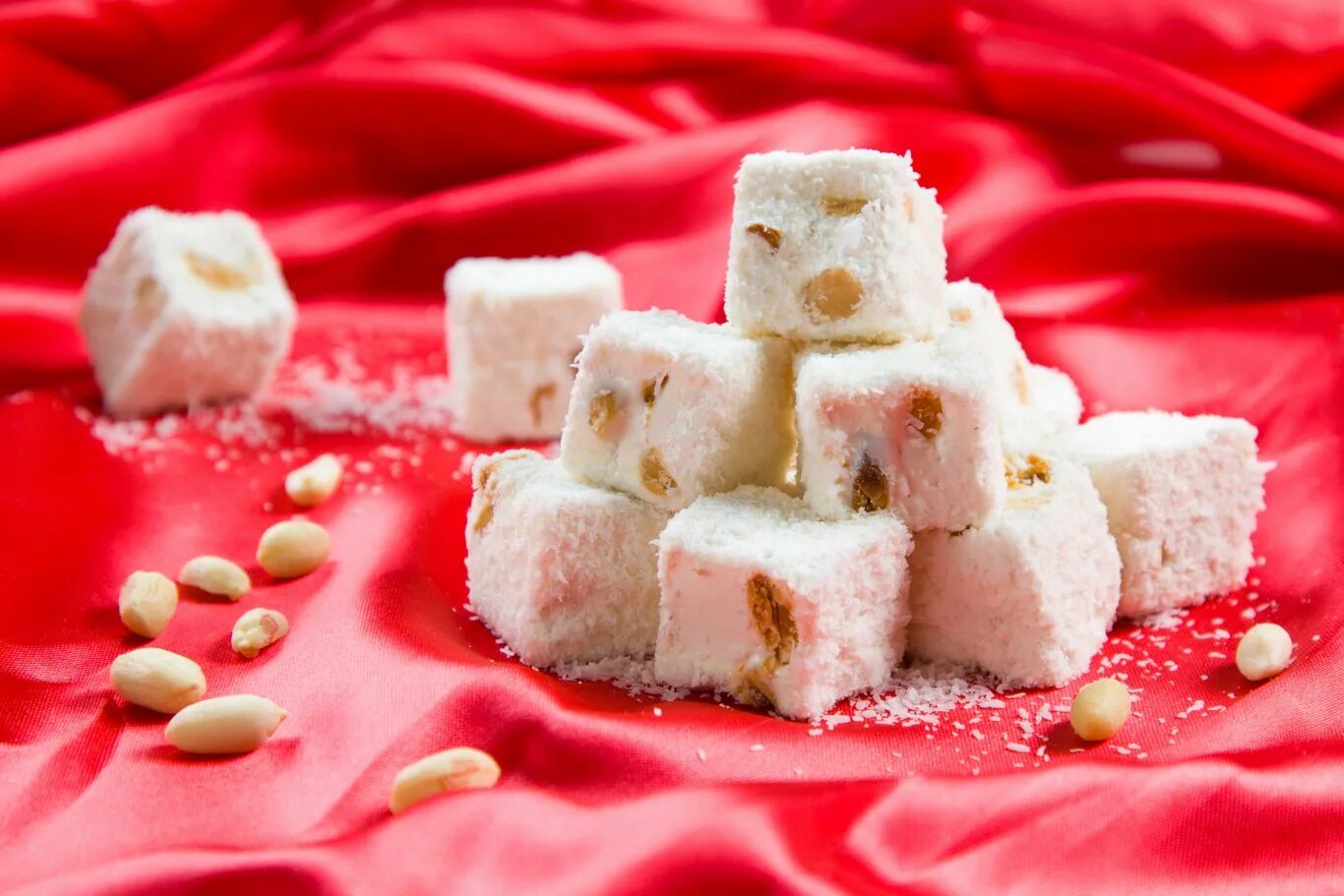 Рахат лукум нижегородский. Рахат-лукум (lokum). Восточные сладости рахат-лукум. Лукум это. Восточные сладости рахат-лукум.