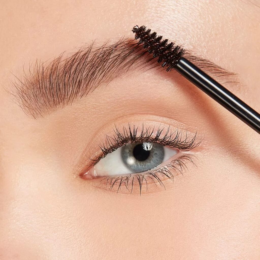 Brown lashes. Красивые брови. Расчесанные брови. Красивые брови фото. Причесать брови щеточкой.